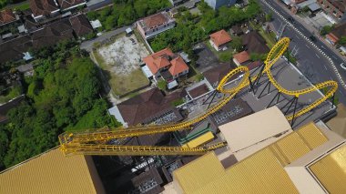 Kuta, Bali, Endonezya, 13 Mart 2021. Hız trenine hava aracı görüntüsü. Trans Studio Bali 'de sarı hız trenli yeni alışveriş merkezi