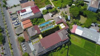 Kuta, Bali, Endonezya, 13 Mart 2021. Çatıdaki yüzme havuzunun hava görüntüleri. Lüks otel. Bali adında güzel bir adada en iyi yaz mevsimi. İnanılmaz çatı sonsuz havuzu.