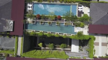 Çatıdaki yüzme havuzunun hava görüntüleri. Lüks otel. Bali adında güzel bir adada en iyi yaz mevsimi. İnanılmaz çatı sonsuz havuzu.