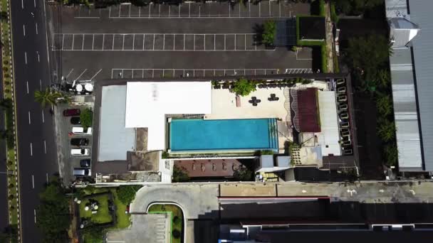 Vue aérienne vers le haut de la piscine sur le toit. Bali Indonésie Birdseye aérien à la vue panoramique de la piscine sur le toit et la rue — Video