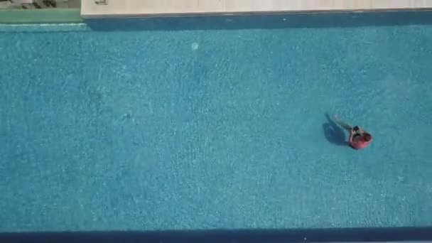 Özel çatı havuzunda yüzen bir adamın yukarıdan çekilmiş fotoğrafı. — Stok video
