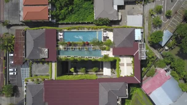 屋顶游泳池的空中录像。豪华酒店。这是在美丽的巴厘岛举行的最好的夏季会议。神奇的天台无限大池 — 图库视频影像