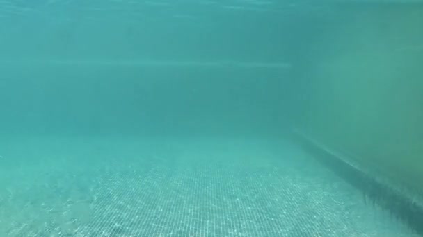 Edge of overflow swimming pool. Water overflows from the pool. The water flows down the glass wall of the pool — Stock Video