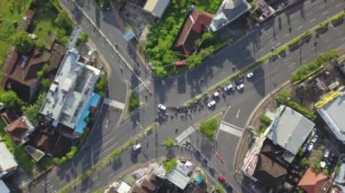 Cadde kavşağının önündeki yol tıkanıklığına hava görüntüsü, kavşağa yaklaşıyor. Bali Adası, Kuta 'da Jalan Sunset Yolu. Güneşli gün, sıcak hava