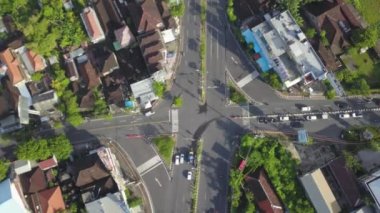 Sokak kavşağının önündeki yol tıkanıklığına hava görüntüsü, kamera ilerliyor, kavşağa yaklaşıyor. Bali Adası, Kuta 'da Jalan Sunset Yolu. Güneşli gün, sıcak hava