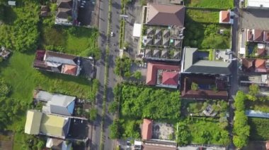 Seminyak 'a uç, Bali. Birçok otel ve diğer bina, hava aracı manzaralı.