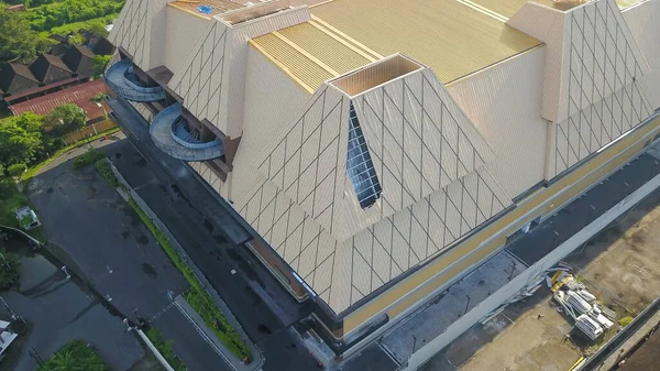 Hail and storm damage roof at a new shopping mall, Kuta, Bali, Indonesia. stormy weather, Holes in exterior siding in home from damage by hail storm , climate change, danger — Stock Photo, Image