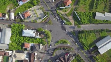 Canggu, Bali 'deki kavşakta yoğun trafiğin yukarıdan yukarıdan görünüşü. Bali sokaklarındaki şehir kavşağında tipik yoğun araba ve motosiklet trafiği