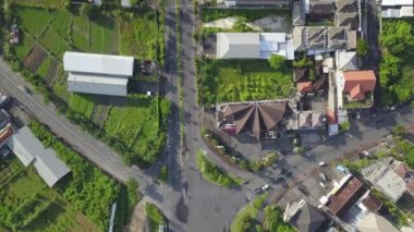 Canggu, Bali 'deki kavşakta yoğun trafiğin yukarıdan yukarıdan görünüşü. Bali sokaklarındaki şehir kavşağında tipik yoğun araba ve motosiklet trafiği