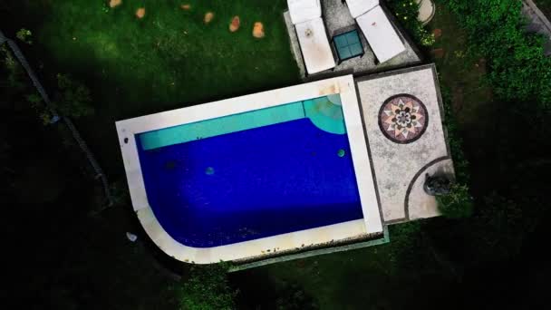 AERIAL Top Down Scatto di una giungla lussuoso territorio alberghiero con piscina in Asia. Drone vola su — Video Stock