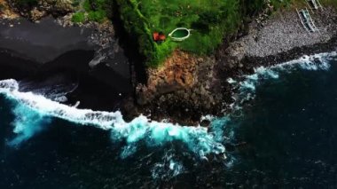 Uçurumun kenarındaki yüzme havuzunun en üst manzarası. Okyanus manzaralı. Uluwatu, Bali, Endonezya. Kayalık uçurum ve kıyı şeridinde harika bir yerin havadan görüntüsü. Tatil için hedef