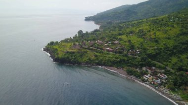 Endonezya, Bali 'deki Amed plajının havadan görüntüsü. Geleneksel balıkçı teknelerine siyah kumsalda jukung denir.