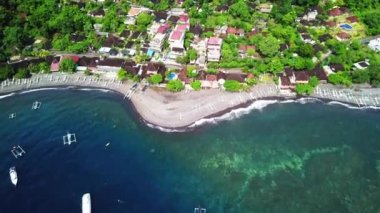 İHA Tahiti hava görüntüsü 4K. Sahil şeridinde, berrak mavi su gölünün üzerinde uçuyor. Moorea adası. Fransız Polinezyası. Egzotik tatil kaçamağı, romantik balayı gezisi