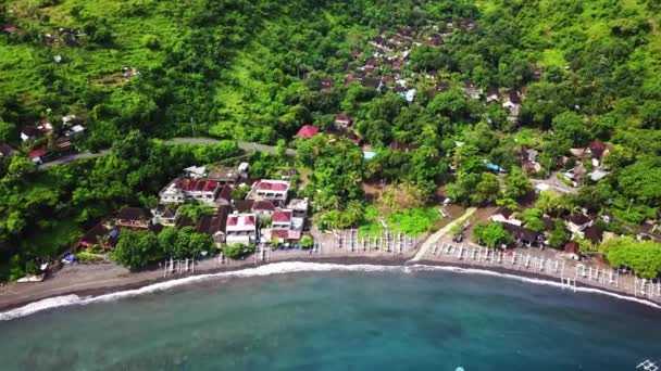 环绕着绿松石海的热带岛屿全景。摄像头向后移动Jemeluk bay, Amed, Bali, Indonesia.Aerial view 4K — 图库视频影像