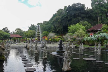 Doğu Bali 'deki Tirta Gangga Su Sarayı' nda Bali heykeli