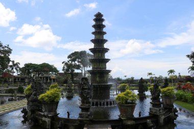 Tirta Gangga tropikal parkında on birinci seviye çeşme. Tirta Gangga, Bali, Endonezya 'nın 11 katlı nilüfer çeşmesi sembolü. Hindu Tapınağı Tirta Gangga parkındaki ana çeşme.