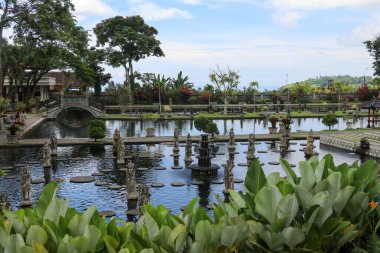 Doğu Bali 'deki Tirta Gangga Su Sarayı' nda Bali heykeli