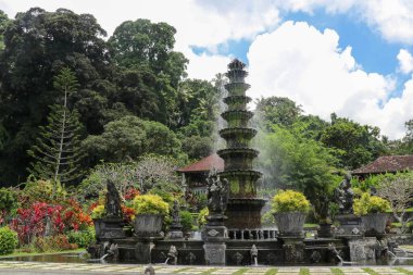 Doğu Bali 'deki Tirta Gangga Su Sarayı' nda Bali heykeli