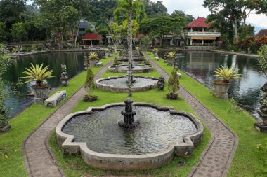 Endonezya 'nın Bali adasındaki Tirta Gangga su sarayındaki çeşme.