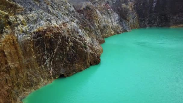 Eine Nahaufnahme der Oberfläche des Lago Alapolo und der Kraterwand. Luftaufnahmen von Kelimutu mehrfarbigen Seen, Indonesien. Nationalpark und UNECSO schützen farbenprächtige Seen und Landschaften — Stockvideo