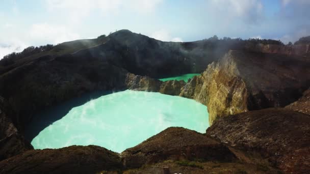 Kelimutu tri cratera vulcânica colorida coberta com névoa uma vista aérea no início da manhã, Indonésia — Vídeo de Stock