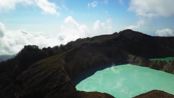 Kelimutu 크레이터 국립 공원 indonesia 의 공중 촬영. 화산 호수의 젊은 남자와 누아 마리 쿠파 이 마이덴스 티우아. 국립 공원 Kelimutu UNESCO — 비디오