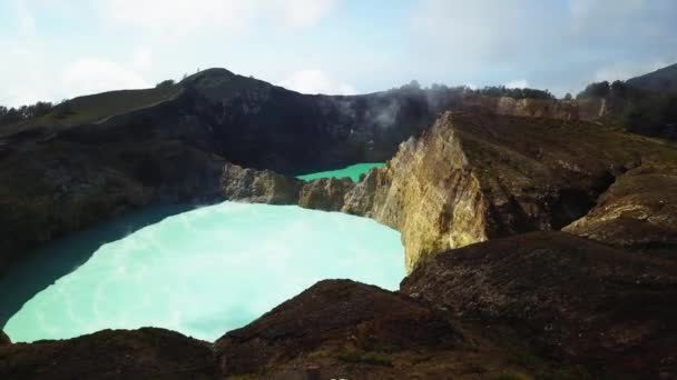 Aerial shot of Kelimutu crater national park indonesia. Volcanic lake of Young Men and Maidens Tiwu Nuamuri Koofai. National park Kelimutu UNESCO — Stock Video