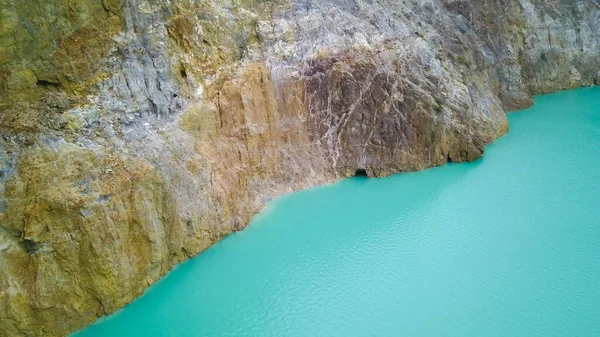 Una vista ravvicinata della superficie del lago Alapolo e della parete craterica. riprese aeree di laghi multicolori Kelimutu, Indonesia. Parco Nazionale e UNECSO protegge incredibili laghi e paesaggi che cambiano colore — Foto Stock