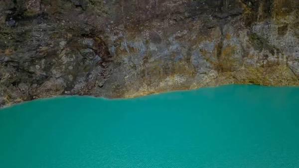 Una vista ravvicinata della superficie del lago Alapolo e della parete craterica. riprese aeree di laghi multicolori Kelimutu, Indonesia. Parco Nazionale e UNECSO protegge incredibili laghi e paesaggi che cambiano colore — Foto Stock