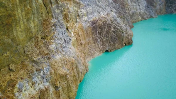 알라 폴로 호의 표면 과 분화구 벽을 가까이 서 볼 수있다. 인도네시아 의 Kelemutu Mulitcolor 호수의 항공 영상. 국립 공원 과 UNECSO 는 놀랍게 변하는 호수 와경 치를 보호해준다 — 스톡 사진