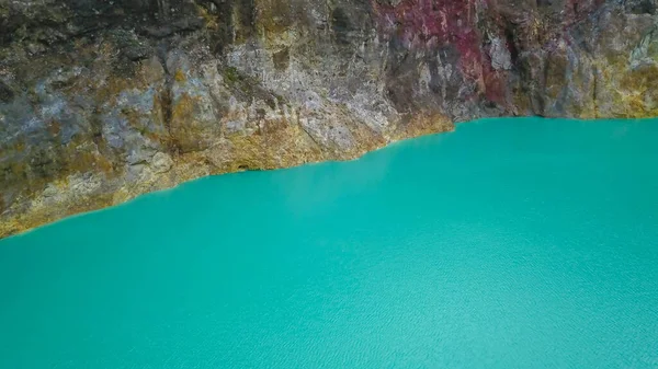 Una vista ravvicinata della superficie del lago Alapolo e della parete craterica. riprese aeree di laghi multicolori Kelimutu, Indonesia. Parco Nazionale e UNECSO protegge incredibili laghi e paesaggi che cambiano colore — Foto Stock