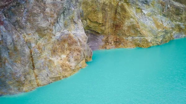 Una vista ravvicinata della superficie del lago Alapolo e della parete craterica. riprese aeree di laghi multicolori Kelimutu, Indonesia. Parco Nazionale e UNECSO protegge incredibili laghi e paesaggi che cambiano colore — Foto Stock