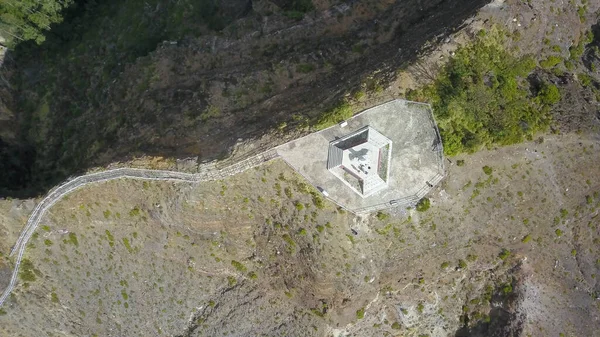 Vista aérea do drone para o monumento no topo da vista do lago kelimutu. Três lagos ácidos craterizados multicoloridos que periodicamente mudam de cor, Flores, Indonésia — Fotografia de Stock