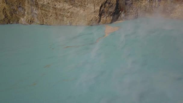 Nahaufnahme Der Oberfläche Des Lago Alapolo Und Der Kraterwand Luftaufnahmen — Stockvideo