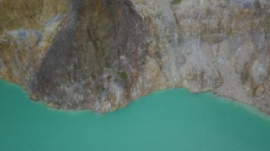 Alapolo Gölü 'nün ve krater duvarının yakın görüntüsü. Genç adam ve bakirelerin volkanik gölü Tiwu Nuamuri Koofai. Ulusal park Kelimutu
