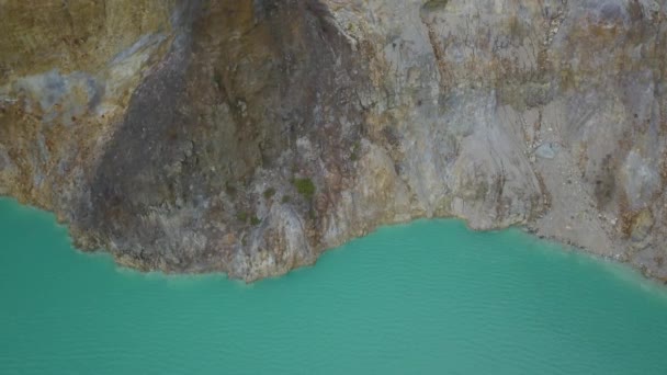 Una Vista Cercana Superficie Del Lago Alapolo Pared Del Cráter — Vídeo de stock