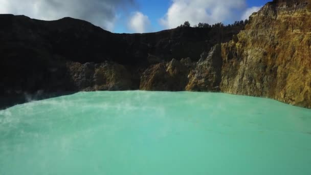 Flug Über Die Vulkanischen Seen Geringer Höhe Nahaufnahme Einer Felswand — Stockvideo