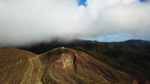 Drohnenblick Auf Ein Denkmal Auf Einem Berg Wolken Himmel Über — Stockvideo