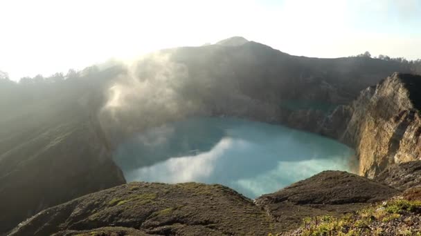 Fotografia aérea do parque nacional da cratera Kelimutu indonésia. Lago vulcânico de Jovens e Donzelas Tiwu Nuamuri Koofai. Parque Nacional Kelimutu UNESCO — Vídeo de Stock