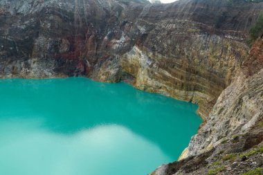 Kelimutu yanardağındaki mavi ve turkuaz göllerin çarpıcı doğal güzelliği, Flores adasındaki ünlü milli park, Doğu Nusa Tenggara, Endonezya