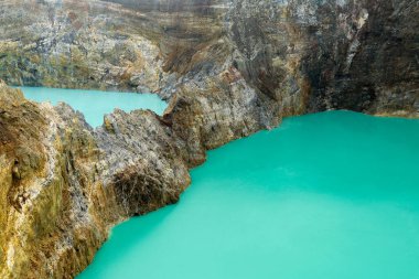 Ünlü üç renkli gölün bitişik yeşil ve kırmızı volkanik gölleri - Endonezya, Moni yakınlarındaki Kelimutu Ulusal Parkı 'nda üç renk gölü. Yatay