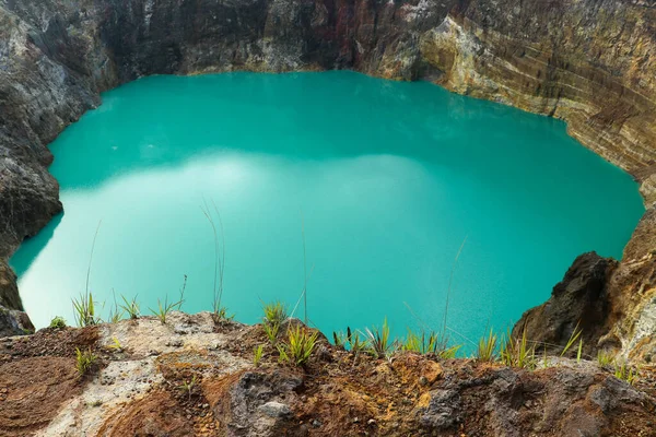 フローレス島の有名な国立公園、クレムツ火山の青とターコイズブルーの湖の見事な自然の美しさ、東ヌサテンガラ、インドネシア — ストック写真