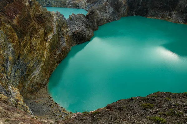 フローレス島の有名な国立公園、クレムツ火山の青とターコイズブルーの湖の見事な自然の美しさ、東ヌサテンガラ、インドネシア — ストック写真