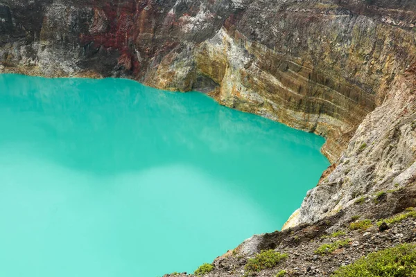 インドネシアのモニ近くのクレムツ国立公園にある3色の湖-有名な3色の湖の隣接する緑と赤の火山湖。水平 — ストック写真