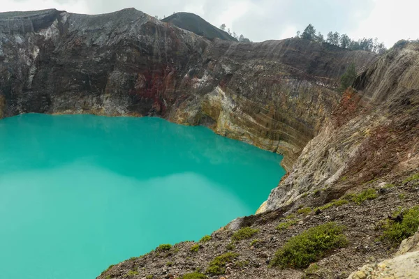 インドネシアのモニ近くのクレムツ国立公園にある3色の湖-有名な3色の湖の隣接する緑と赤の火山湖。水平 — ストック写真