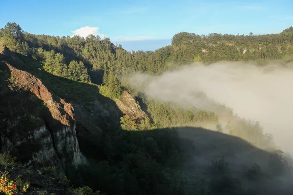 다 나우아 부투는 안개에 휩싸여 있었습니다. Kelemutu 화산 정상에 있는 Ata Mbupu 호수. 엘 더 리 호수요. 검은 킬리 루 투 호수중 하나를 구경하는 것이다. Danau Kelimutu, Ende, East Nusa Tenggara — 스톡 사진