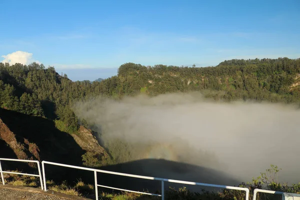 Danau Abutu diselimuti kabut. Danau Tiwu Ata Mbupu di puncak Gunung Berapi Kelimutu. Danau dari kaum Eldery. Pemandangan salah satu danau kelimutu hitam. Danau Kelimutu, Ende, Nusa Tenggara Timur — Stok Foto