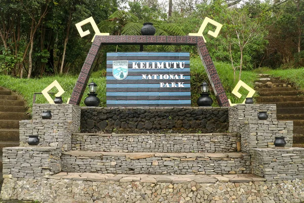 KELIMUTU, FLORES, INDONESIA - APRIL 8, 2021. Pintu masuk ke Taman Nasional Kelimutu Ende Flores. Monumen ini berada di puncak pemandangan danau kelimutu. Indonesia — Stok Foto