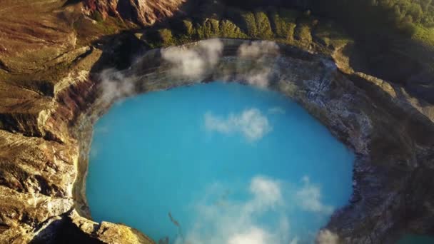 Foto aerea del parco nazionale del cratere Kelimutu Kelimutu, Indonesia. Lago vulcanico di giovani uomini e vergini Tiwu Nuamuri Koofai. Lago Turchese Kootainuamuri — Video Stock