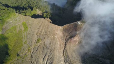 Kelimutu Krater Gölü 'ne yürüme yolu manzaralı, Moni, Flores, Endonezya